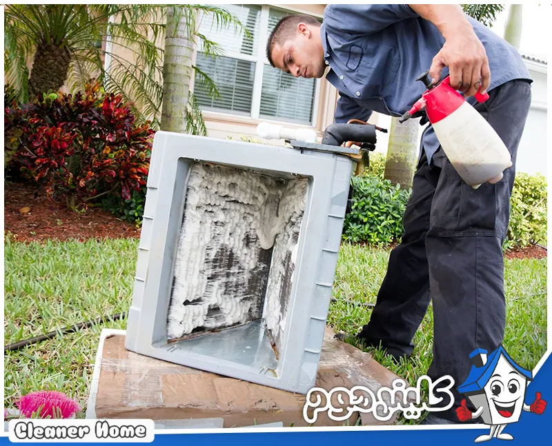 شركة تنظيف مكيفات بالخرج | 0583861846 | كلينر هوم رجل يقوم بتنظيف مكيف هواء متسخ، لضمان عمله بكفاءة من أجل تحسين جودة الهواء.