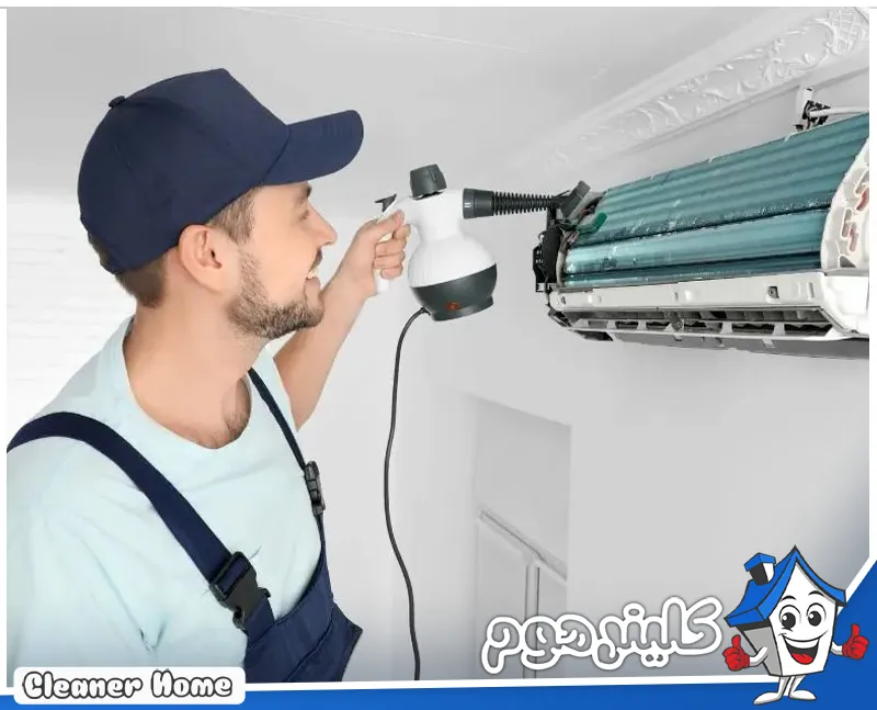 ارخص شركة تنظيف مكيفات بالخرج | 0583861846 | كلينر هوم خدمة إصلاح مكيفات الهواء بالخرج، ويظهر فيها فني يعمل على وحدة تكييف.