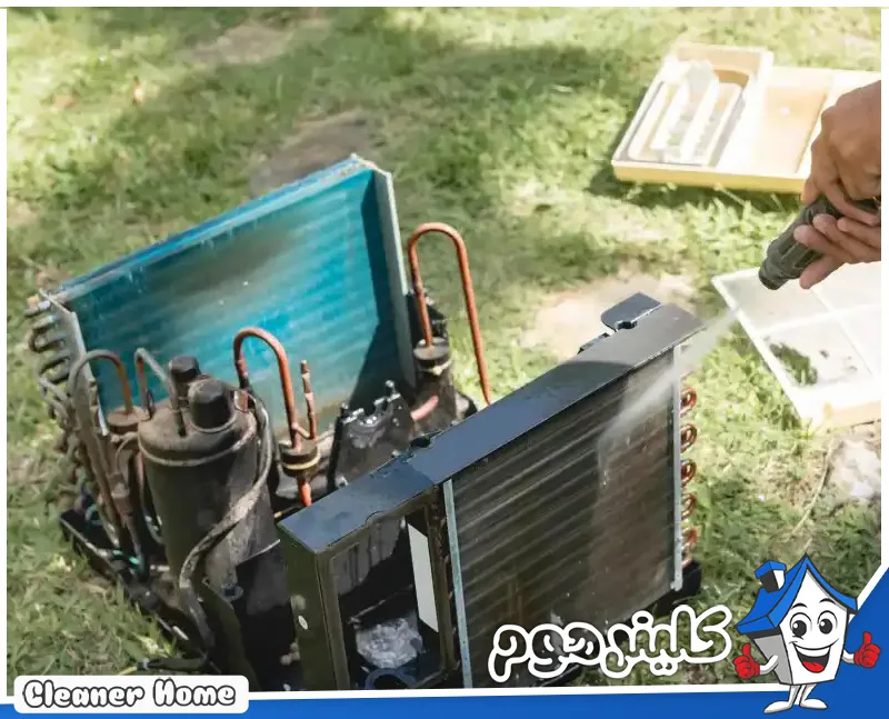 شركة تنظيف مكيفات بالخرج | 0583861846 | كلينر هوم رجل يعمل على ضاغط بالخرج، ويستعرض خبرته في إصلاح أجهزة التكييف.